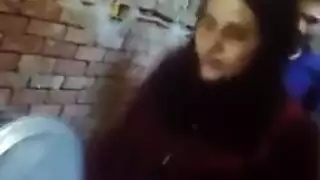 فتاة المزرعة المثيرة تأخذ جنس شرجي خشن في الزريبة