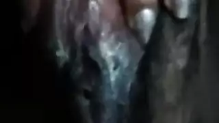 الفتاة الممتلئة تظهر للرجل المتزوج كيفية استخدام لعبة على فرجها الضيق
