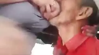 عجوز يجعلها تصرخ بامتصاص أثدائها الممتلئة