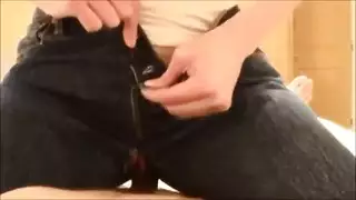 عشرينية ذات أثداء كبيرة تنتقل من مرتدية الملابس إلى عارية على الكنبة