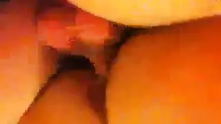 جنس بالألعاب المتطرف: فاتنة بريطانية تبلغ النشوة بقوة على الكاميرا