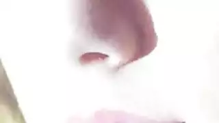 عاهرتان تدربان رفيقهما في الغرفة ليكون خادمهما الشرجي