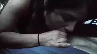 فتاة ممتلئة في ملابس داخلية تملأ فتحتها الضيقة بلعبة