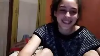 فيلم إباحي منفرد: سمراء تئن بصوت عال وهي تلمس نفسها في المنزل