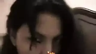 فتاة بلا نقود تبتلع الحمولة ثم تأخذ وضعية الكلب في مقعد السائق