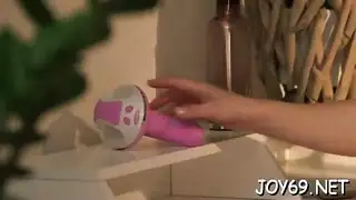 مراهقة صغيرة تُضاجع في كل الفتحات ودسارها الأزرق عليها