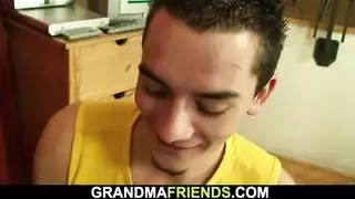 فتاة ممتلئة بحمرة الشفاه تئن وهي تلمس مهبلها المشعر