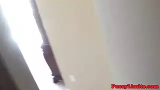 قضيب أسمر كبير يملأه دسار أرجواني مهتز من الخلف