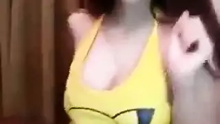 فتاة مثيرة تمنح نفسها قذفًا على الوجه