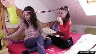 ثلاثي مراهقات مثلية إيلاج مزدوج بألعاب