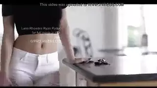 ضرب على طاولة التدليك: لانا رودس تأخذ جنسًا صارخًا وقاسيًا