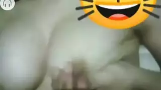 أسماء المثارة تخلع ملابسها في دردشة فيديو مثيرة