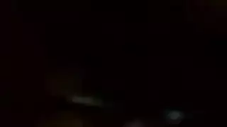 جنس هاتفي مثير مع زرّين يهتزان بينما والدها في الغرفة