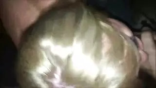 كتكوت شقراء الهواة مع زي الجان الكامل يمتص وركوب الديك الكبير في الثلاثي الكبير