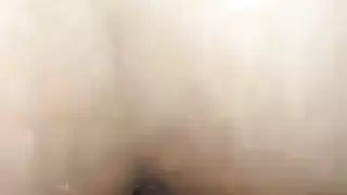 عاهرة شعرها بني تركب قضيبًا سمينًا بقوة