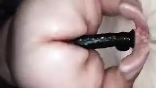 امرأة ممتلئة الجسم تتعرض لصفع خدودها السمينة قبل الجنس الشرجي