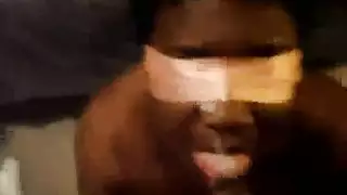 فتاة معصوبة العينين تستمتع بتدليك عميق قبل أن تُمارس معها doggystyle