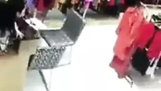 جنس مكتبي صريح: المدير ينيك العاملة الآسيوية أثناء الدوام