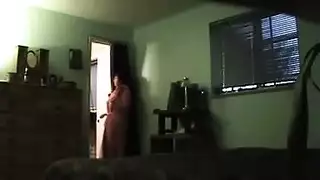 الزوج يتجسس على زوجته ويكتشف خيانتها له