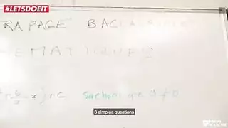 مشهد مدرسي صريح: طالبة مراهقة تمارس الجنس مع مدرسين
