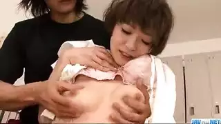 فتاة آسيوية صغيرة ذات فرج مشعر تمارس الجنس بعنف