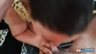 فيلم بورنو كامل: امرأة ناضجة تمص قضيب شاب مفتول العضلات بعمق