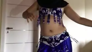 من الحجاب إلى الأنين: رقص فتاة محجبة الإباحي منطلق