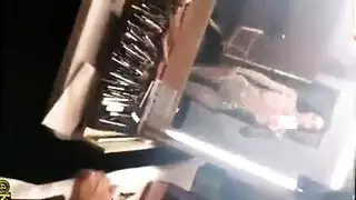 كيم المراهقة تظهر فرجها الوردي وتأخذ القضيب