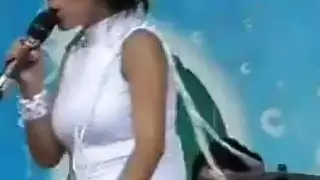 فستان شفاف: finger عنيف وخروج السوائل