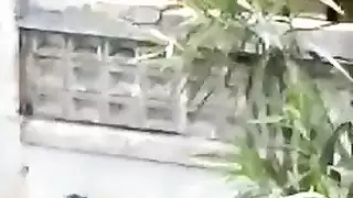 فتاة باللباس الأسود تأخذ قضيبين أسودين كبيرين في ثنائي جنسي صريح