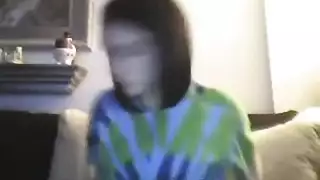 عاهرة المقعد الخلفي تظهر مهارات لسانها المثيرة