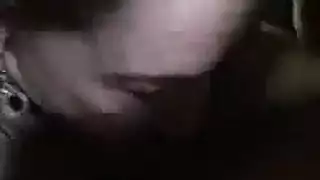 تم القبض على فتاة بصورة عاهرة وهي تمارس الجنس وتمارس الجنس بقوة في مؤخرة السيارة