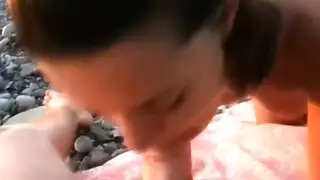 فتاة شاطئ بريطانية تمص وتأخذ زب في الرمال