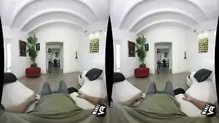 فيلم للكبار مجنون بالواقع الافتراضي: دومينو تأخذ عدة أعضاء ذكرية