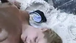 جنس صعب على الشاطئ: يضرب تقوساتها المكشوفة