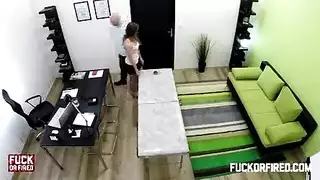 اجتماع عمل ينتهي بانحناءها على المكتب