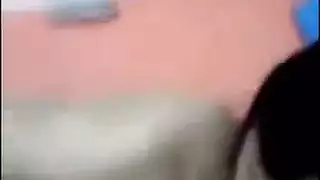 شاب عربي ممتلئ الجسم محظوظ يحصل على مص عميق من صديقته