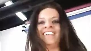 سيدة ناضجة ممتلئة الصدر تظهر ثدييها العملاقة في فيلم للبالغين