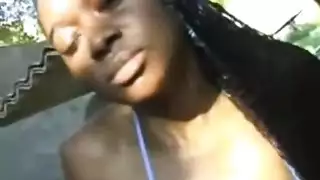 ١٠ جنس فموي قائم: عاهرة سمراء تخدم الأزبار وتبتلع المني