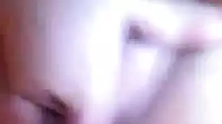 فتاة غير مدركة يتم تصويرها بكاميرا تجسس أثناء استمنائها