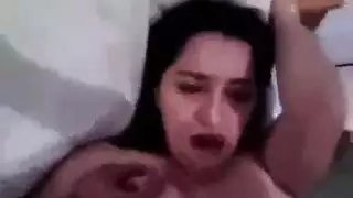 امراه تشخ وتضع شخاخها علي بزها