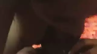 رجل عجوز يمد صبية مجعدين إلى أقصى حد