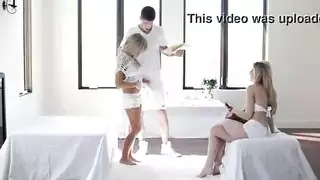 مص ثلاثي من شقراوات يؤدي إلى جماع جماعي شديد