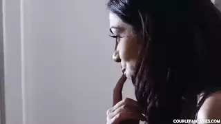 مص ثنائي: امرأتان تعبدان قضيبه في فيلم إباحي صريح