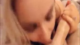 حتى مع علمها بالثلاثية، هذه الفتاة المثارة تبلل وترغب في المشاركة