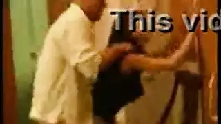 الرجل العجوز يأكل الحمار الفتيات العجوز