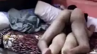 ينام فوقها على السرير