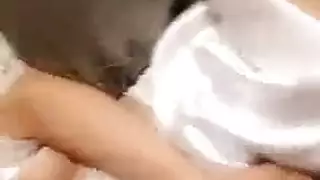 سمراء ثرثارة تمص بلعق ثم تأخذ إيلاج مزدوج عنيف