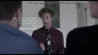 جيليان يانسون تفتح كسها المشعر للقضيب الأسود الكبير