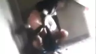 صرخت لما دخل زبه في طيزها وهى على بطنها